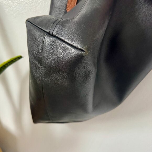 Madewell The Transport Tote in Black Leather - Picture 7 of 10